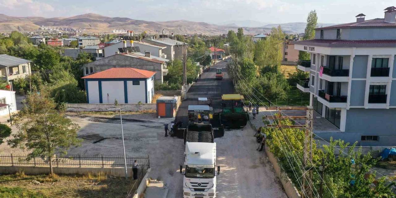 Edremit’te Asfalt Çalışmalarını Sürdürüyor