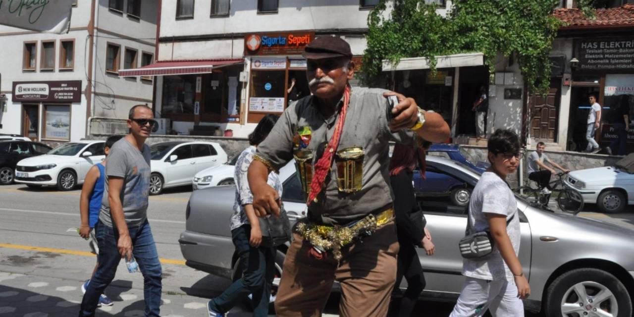 İlçenin Neşe Kaynağı: Bir Elinde Teyp, Diğer Elinde Kaşık