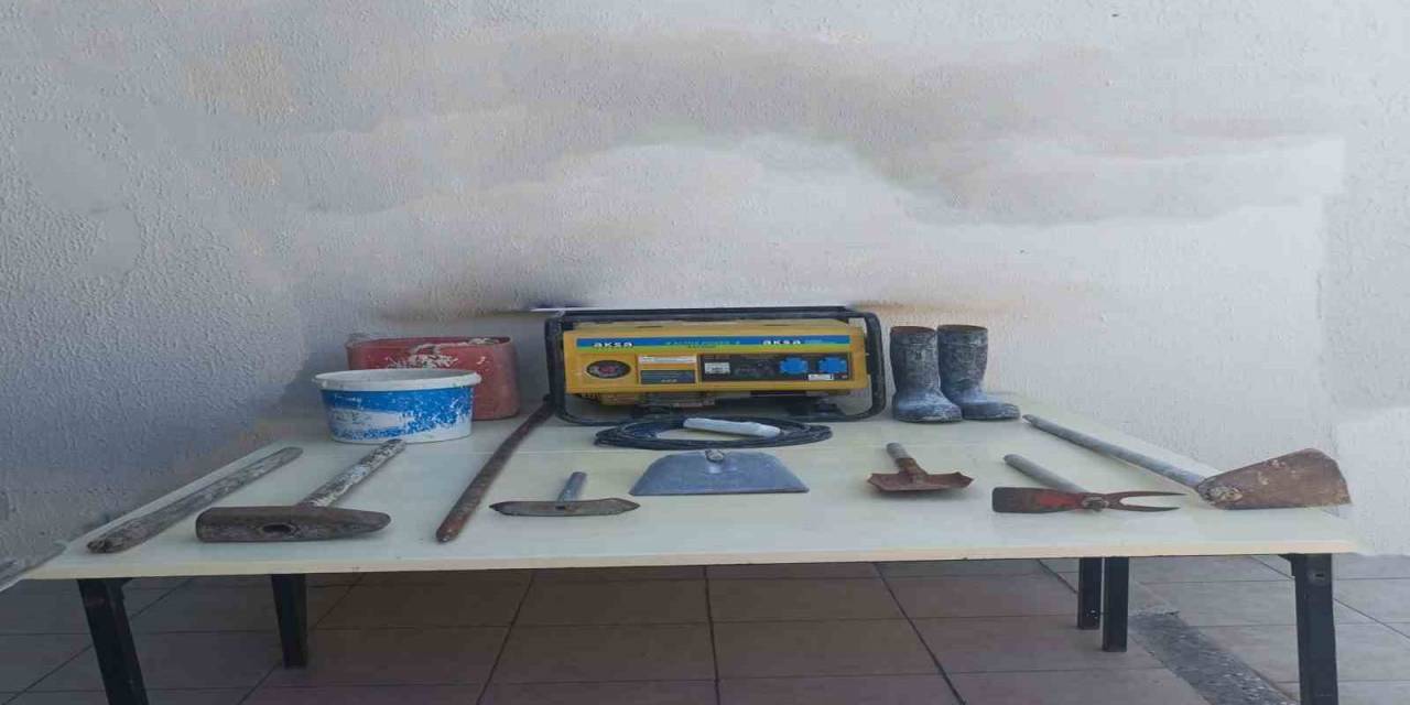 Foça‘Da Define İçin Kaçak Kazı Yapan 2 Kişi Yakalandı