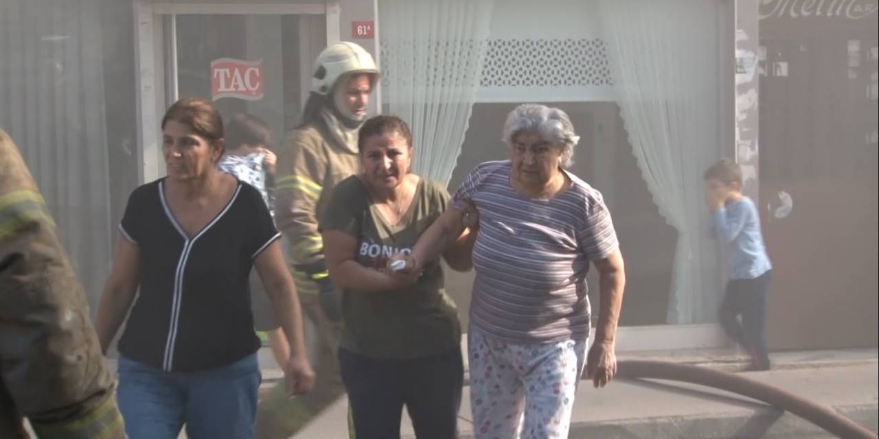 Kağıthane’de Yangını Söndürmeye Çalışan İtfaiyecilere Bahçe Hortumuyla Destek