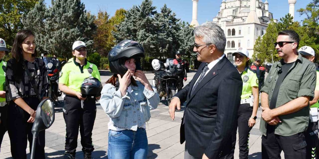 İçişleri Bakanlığının Projesi Motosiklet Sürücülerine Tanıtıldı, Kask Ve Yelek Hediye Edildi