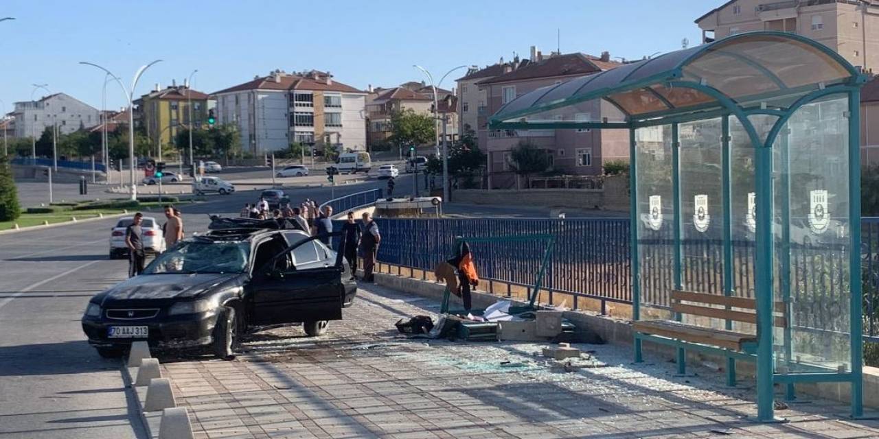 Karaman’da Faciadan Dönüldü: Otomobil, Otobüs Durağına Çarparak Takla Attı