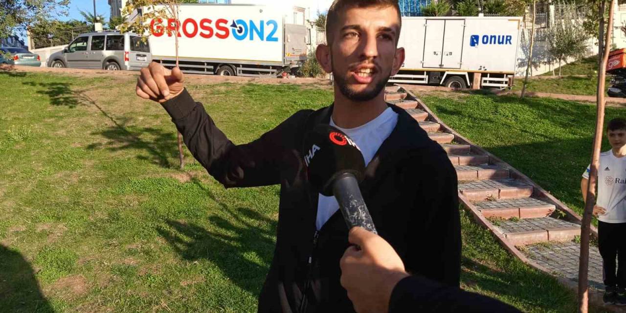 El Freni Çekilmeyen Araç Çardağa Çarptı: 2 Yaralı