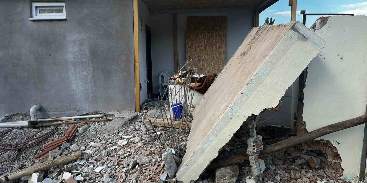 Malatya’da Ağır Hasarlı Binanın Duvarı Çöktü: 1 Ölü