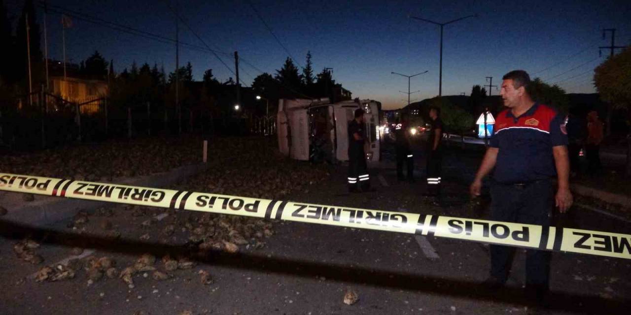 Burdur’da Kontrolden Çıkan Pancar Yüklü Tır Devrildi:1 Yaralı