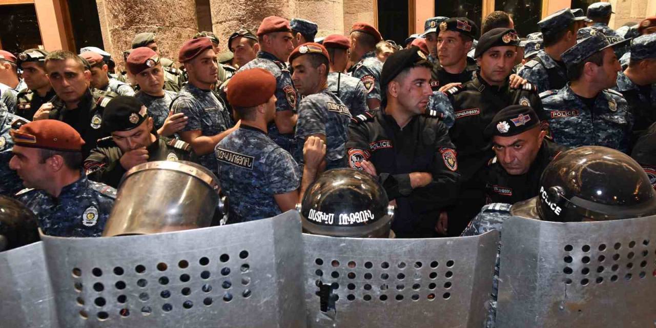 Ermenistan’da Polis İle Başbakan Paşinyan Karşıtları Arasında Arbede