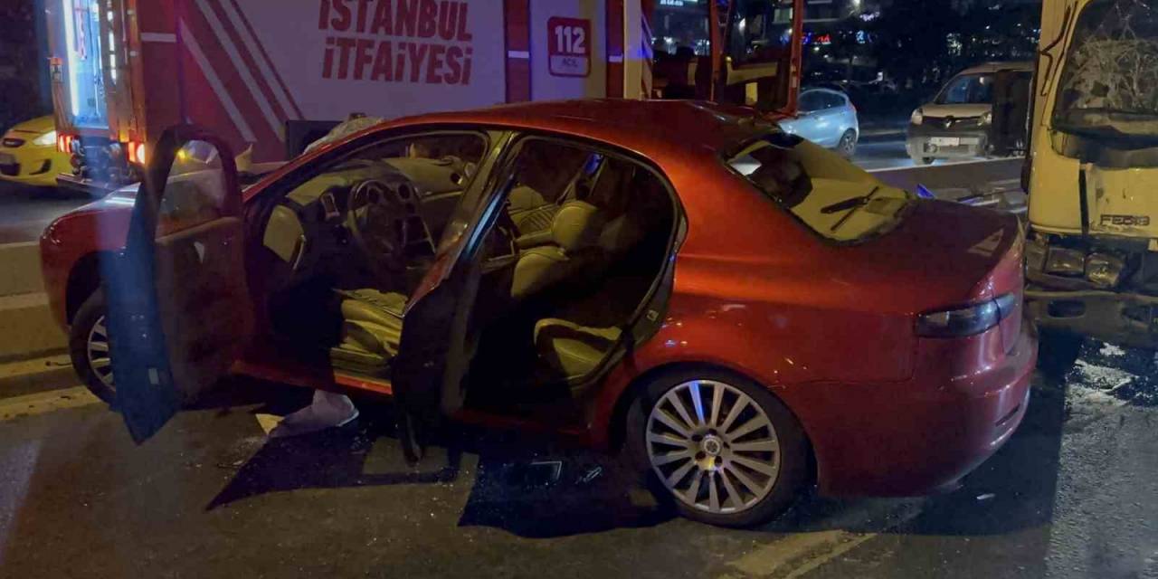 Bakırköy’de Kontrolden Çıkan Otomobil Kamyonete Çarptı: 1 Yaralı