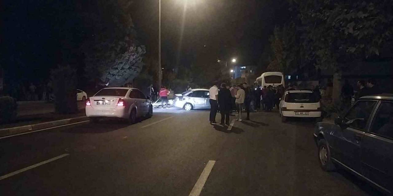 Kontrolden Çıkan Otomobil Park Halindeki Otobüse Çarptı: 1 Yaralı
