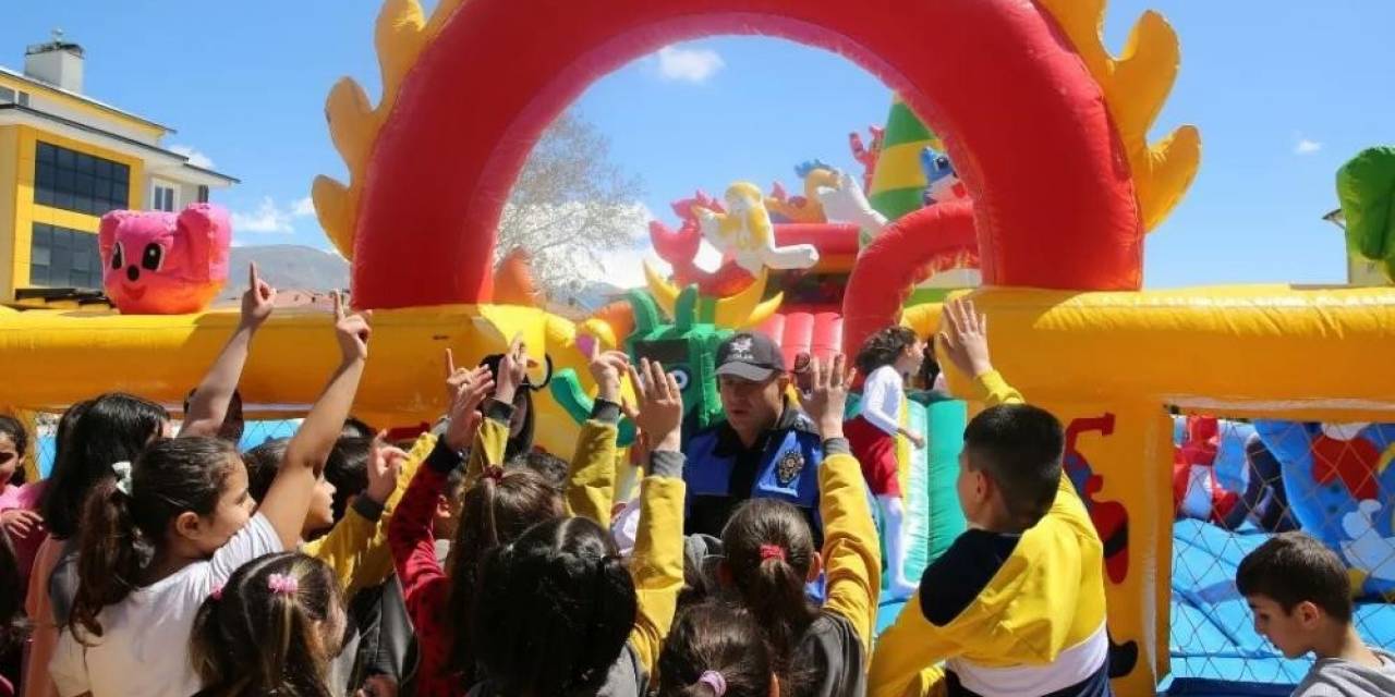 Polis Ekiplerince Kurulan Balon Parkta Minik Öğrenciler Eğlenceye Doyuyor