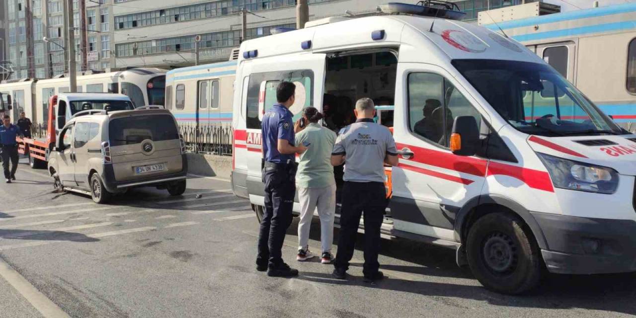 Sultangazi’de Kontrolden Çıkan Araç Tramvay Hattının Demir Korkuluklarını Yıktı