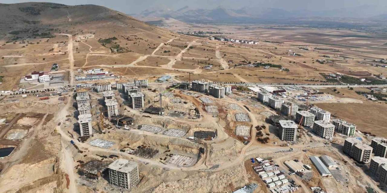 İş Makinesinin Altında Kalan İşçi Hayatını Kaybetti