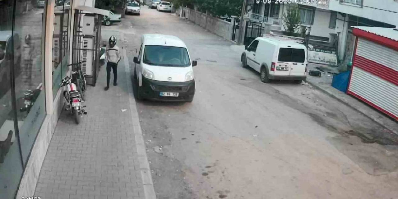 Kasklı Hırsız Motosikleti Çaldı