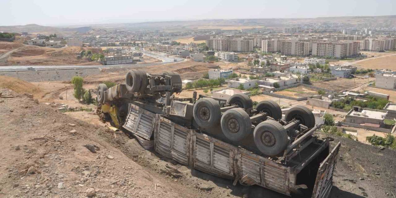 Cizre’de Freni Boşalan Tır Şarampole Devrildi: 1 Yaralı