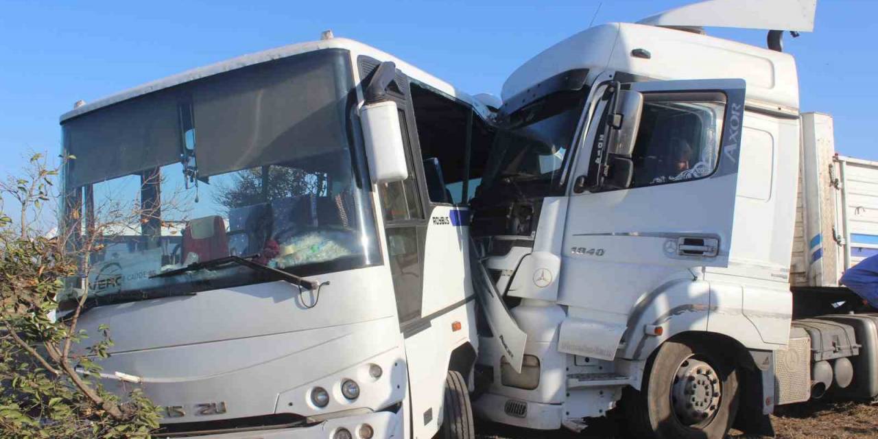 Manisa’da İşçi Servisi İle Tır Çarpıştı: 1’i Ağır 23 Yaralı