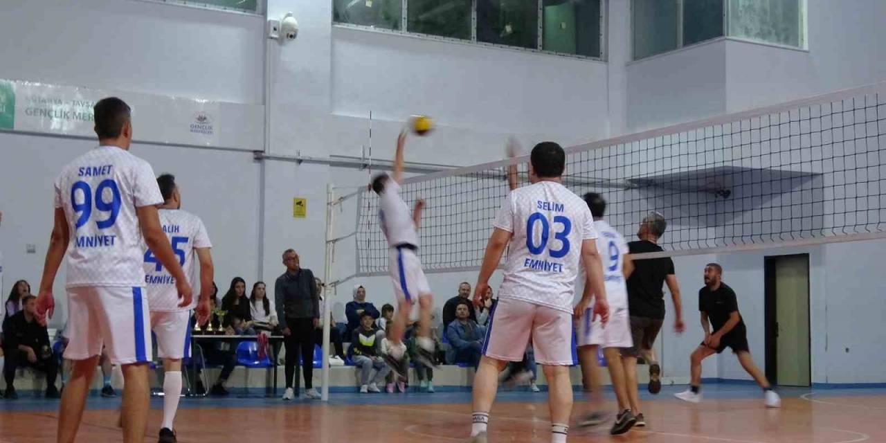 Voleybol Turnuvasında Dostluk Kazandı