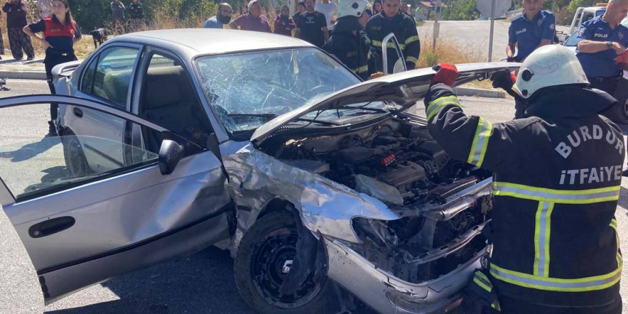 Kavşağa Kontrolsüz Giren Otomobile Başka Bir Otomobil Çarptı: 3 Yaralı