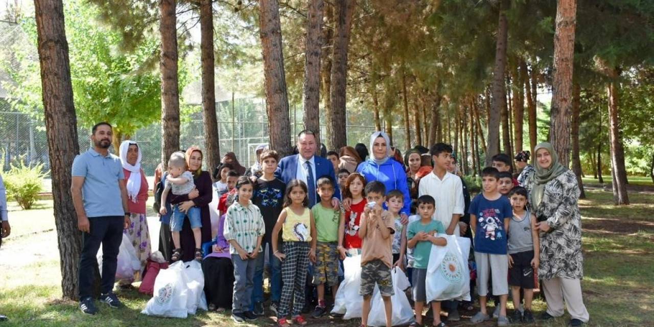 Diyarbakır’da 22 Aile Ve 60 Çocuğa Giysi Desteği Sağlandı
