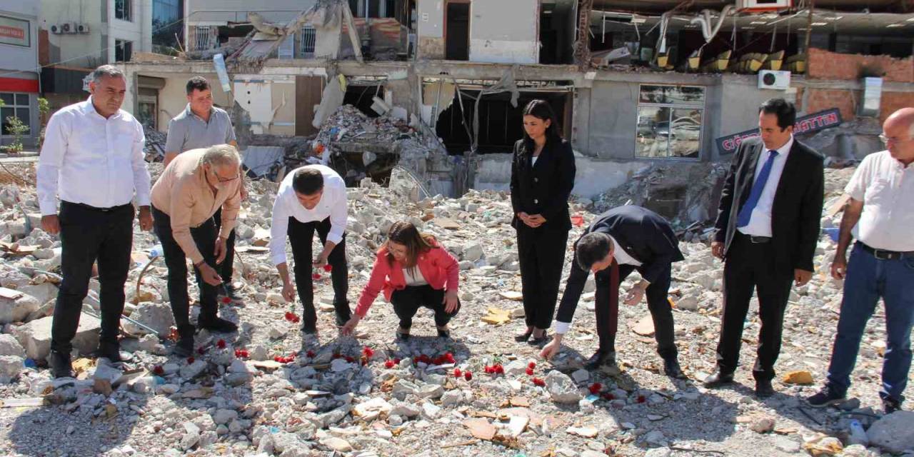 Yıkılan İsias Otel’in Yerine Karanfil Bırakıldı