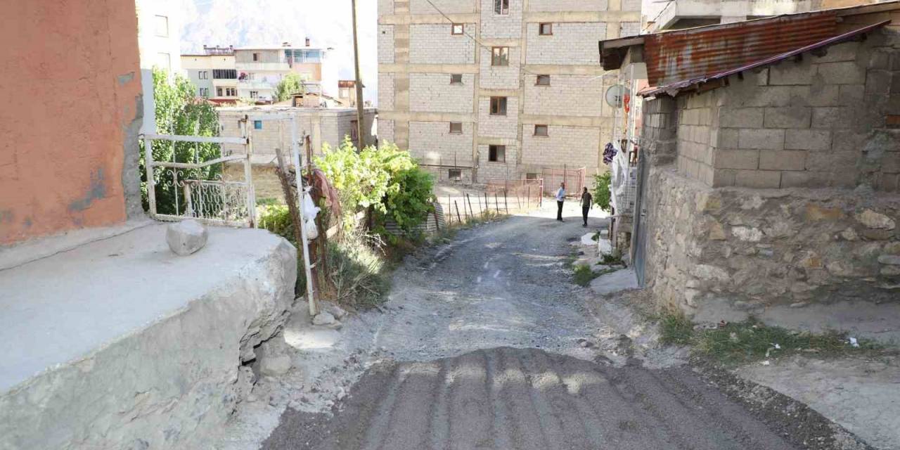 Hakkari’de Bir Semt İlk Defa Asfalta Kavuşuyor