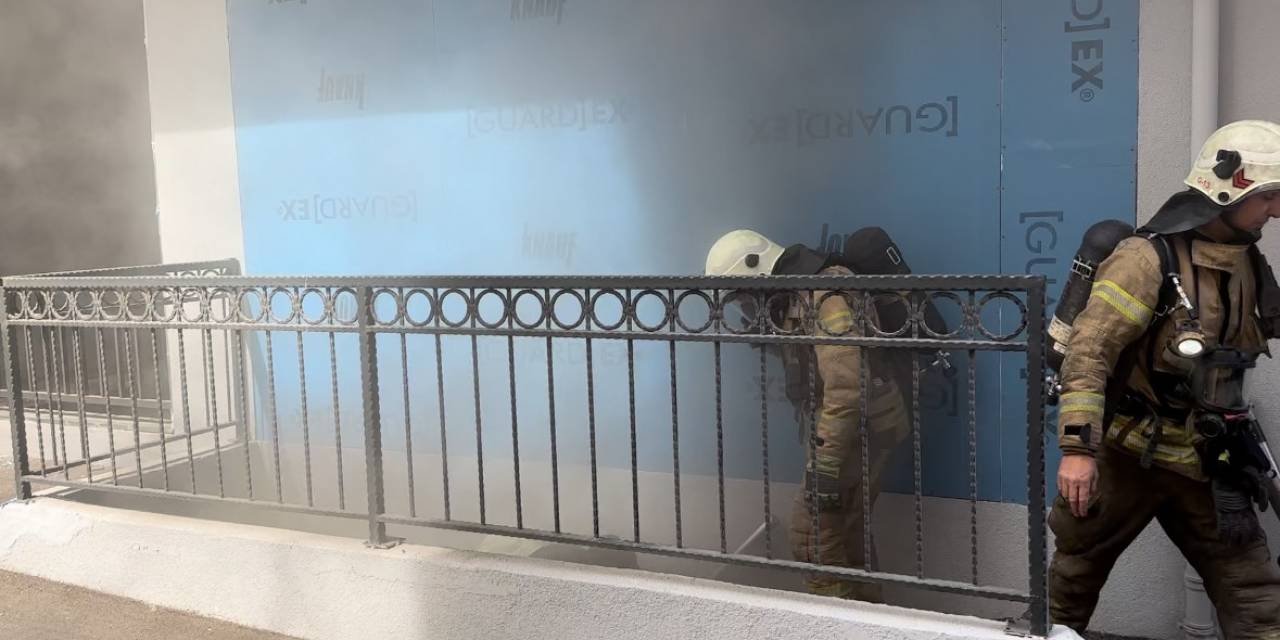 Üsküdar’da Korkutan Depo Yangını