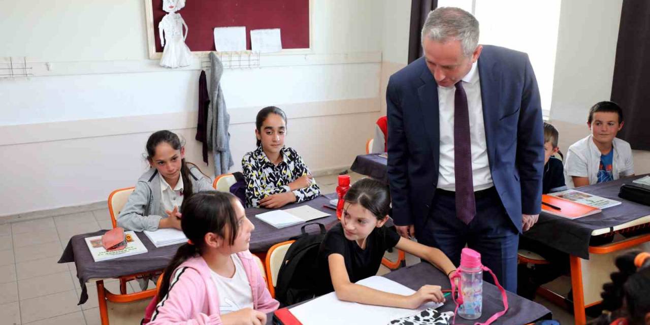 Ağrı Milli Eğitim Müdürü Kökrek, Tezeren’deki Okulu İnceledi