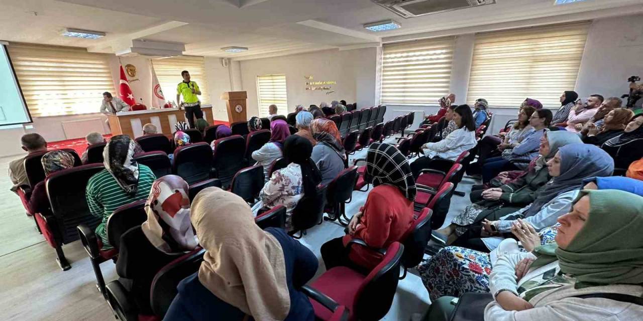 Öğrenci Servisi Rehberlerine Uyarılar: “Annelik Duygusuyla Yaklaşın”