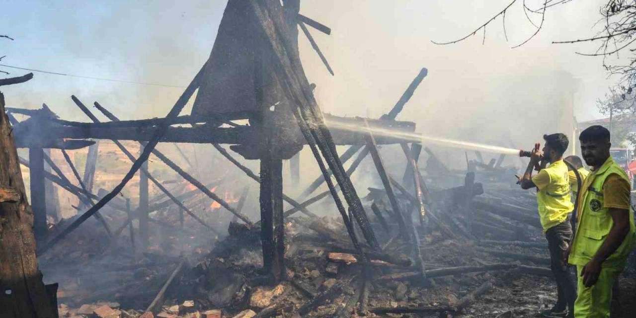 Kastamonu’da 3 Ev Ve 1 Ahır Yangında Kül Oldu