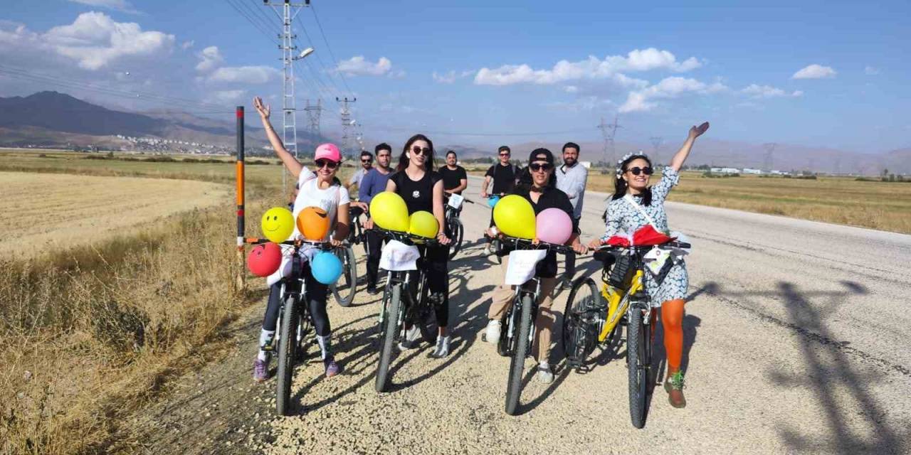 ‘Süslü Kadınlar’ Yüksekova’da Renkli Görüntüler Oluşturdu