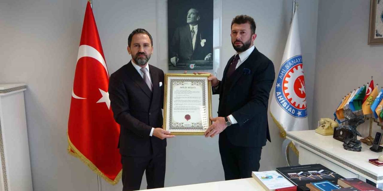 Sultanbeyli’de İşletme Sahibi, Kafede Unutulan Para Dolu Cüzdanı Derneğe İade Etti