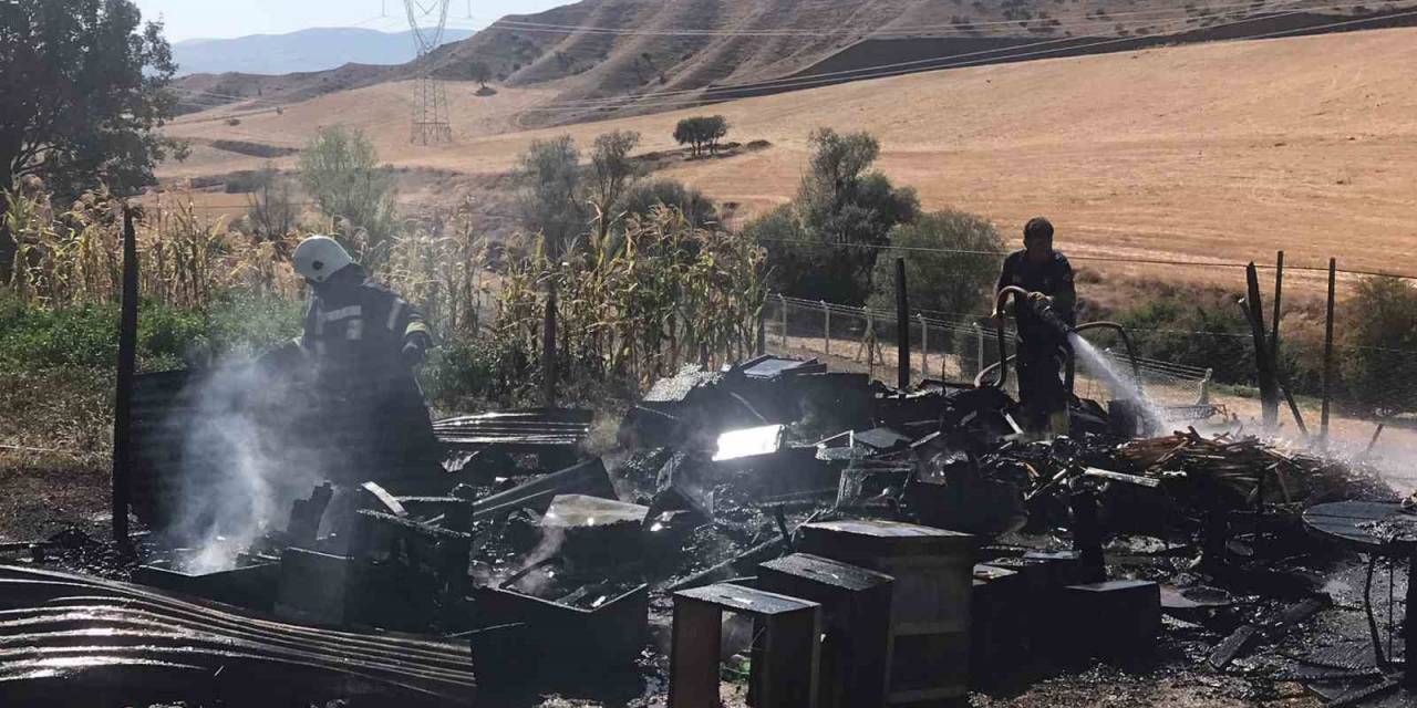 Amasya’da Depo Yangını: 20 Boş Arı Kovanı Kül Oldu