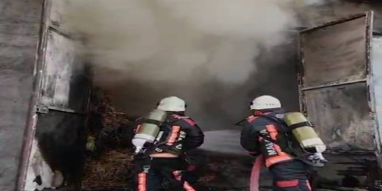 Battalgazi’de Çıkan Yangında Tonlarca Saman Küle Döndü