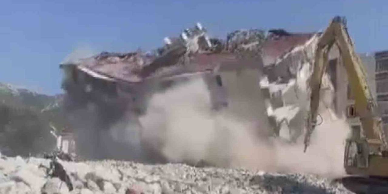 Kolonlarına Zarar Verilerek Yıkılan Binaların Yerle Bir Olduğu Anlar Kamerada