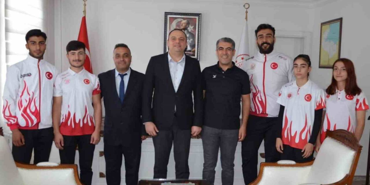 Dünya Kupasına Gidecek Sporculardan Kaymakam Demir’e Ziyaret