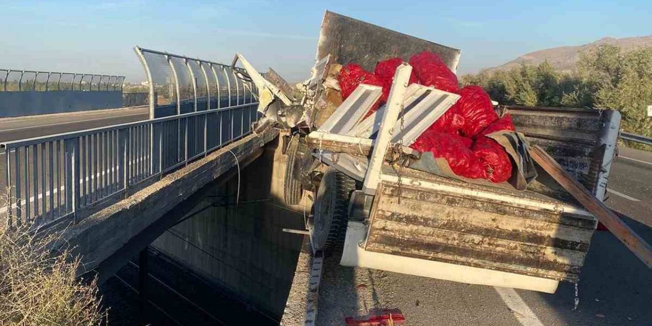 Niğde’de Kamyonet Bariyerlere Çarptı: 1 Yaralı