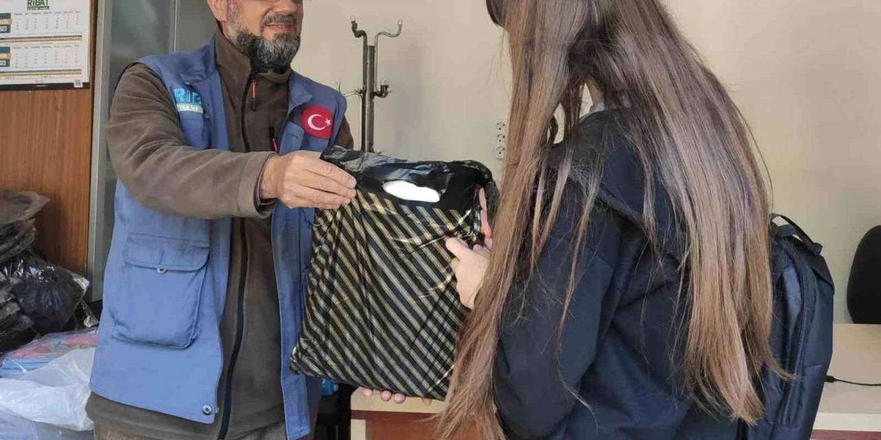 Kütahya Ribat İnsani Yardım Derneğinden 70 Öğrenciye Kırtasiye Yardımı