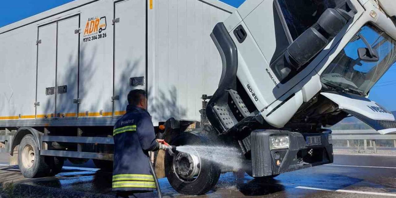 Patlayıcı Yüklü Kamyonun Motor Kısmı Alev Aldı, Faciadan Dönüldü