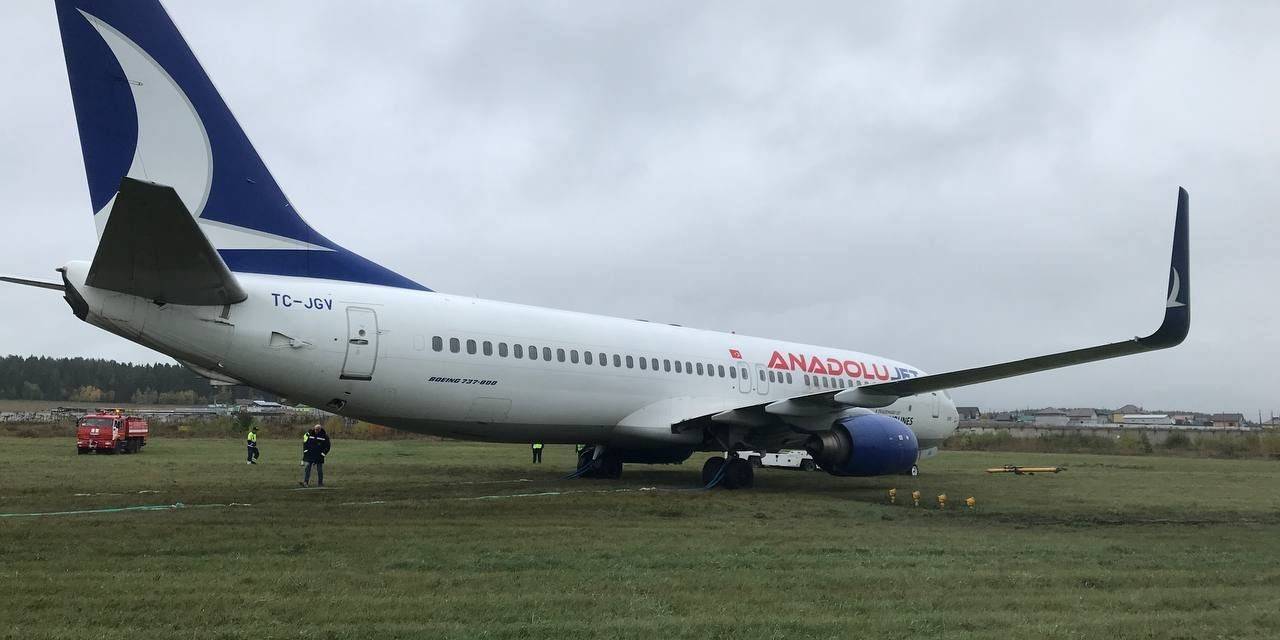 Anadolujet Uçağı Toprak Zemine Saplandı