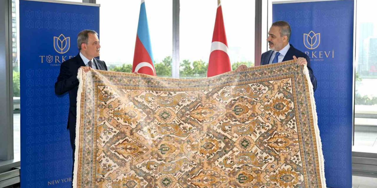 Azerbaycan Dışişleri Bakanı Bayramov’dan Türkevi’ne "Karabağ" Halısı