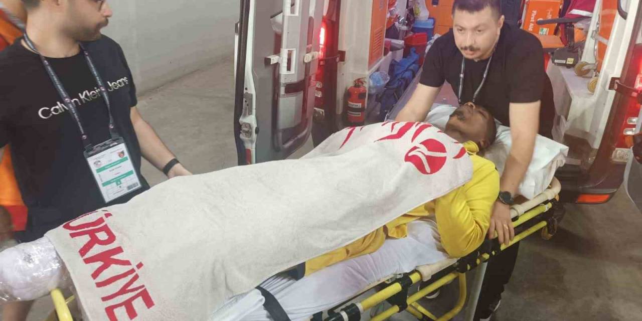 Simon Deli, Ayağında Kırık Şüphesiyle Hastaneye Kaldırıldı