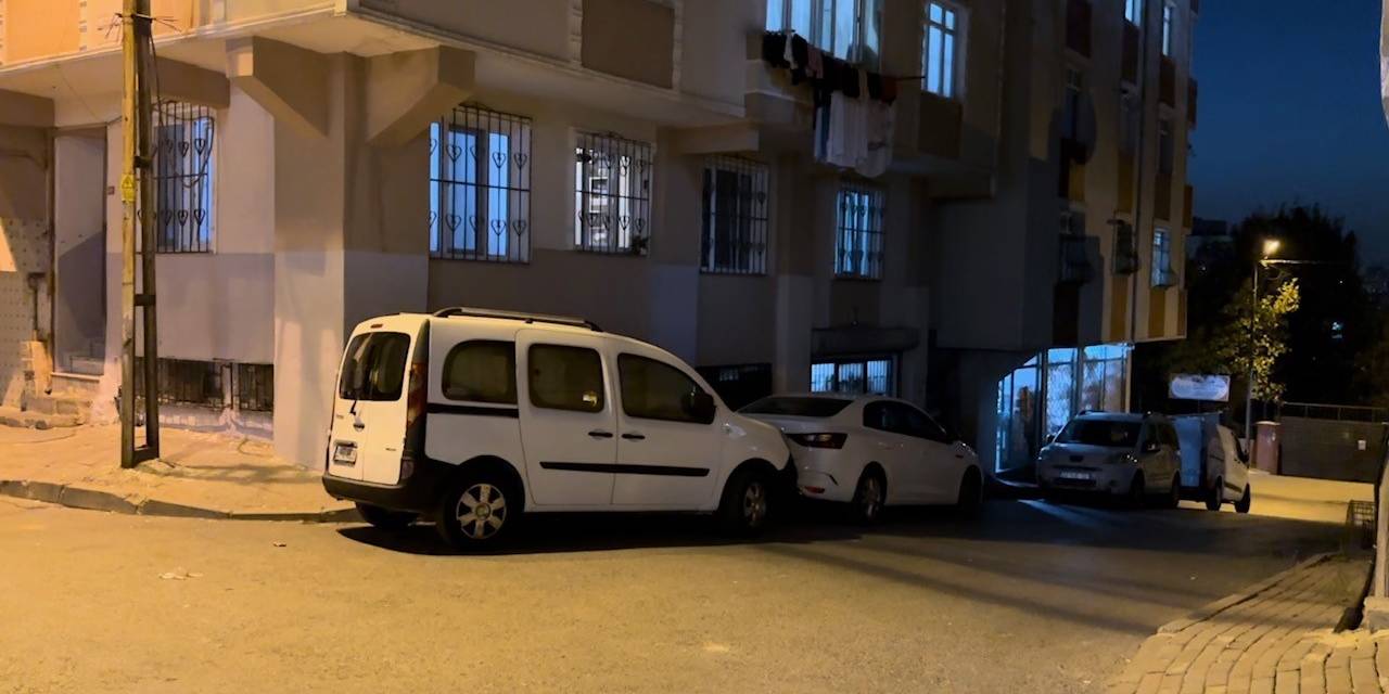 Bağcılar’da Tartışan Lise Öğrencilerin Arasına Silahla Dalan Kişi Kamerada
