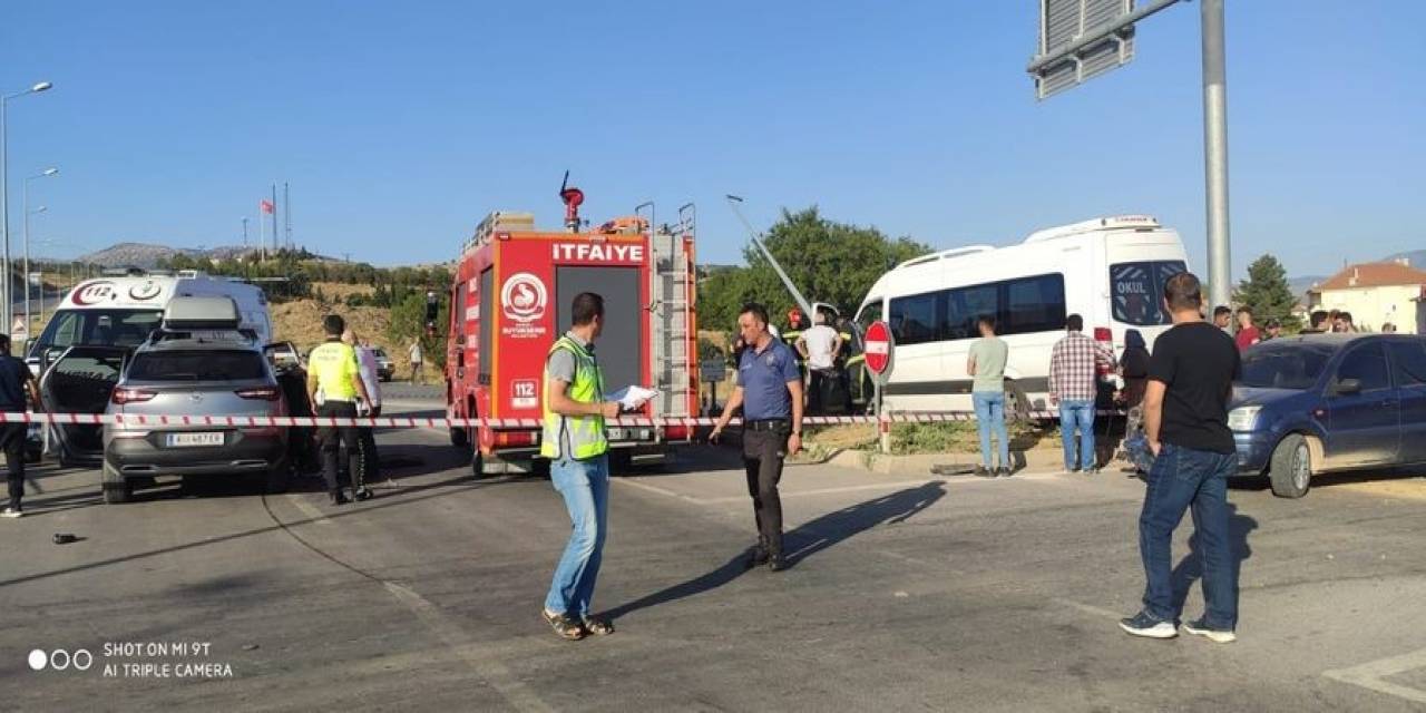 Kontrolden Çıkan Okul Servisi, İki Araca Çarptı: 7’si Öğrenci 8 Yaralı
