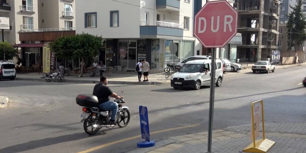 Aynı Yerde Kaza Anları Kamerada: "Dur" Tabelasına Uyulmayınca Sürekli Kaza Oluyor