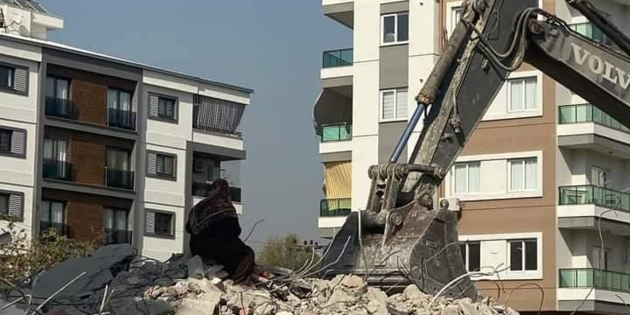 Yerinde Dönüşüme Tepki Gösteren Kadın, Enkazın Üzerine Çıkıp Çalışmaları Engellemek İstedi