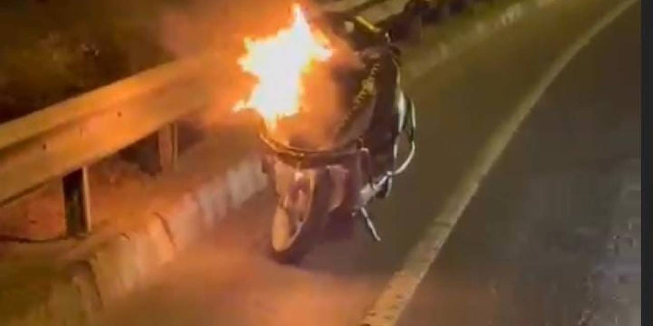 Beyoğlu’nda Kuryenin Motosikleti Alev Alev Yandı
