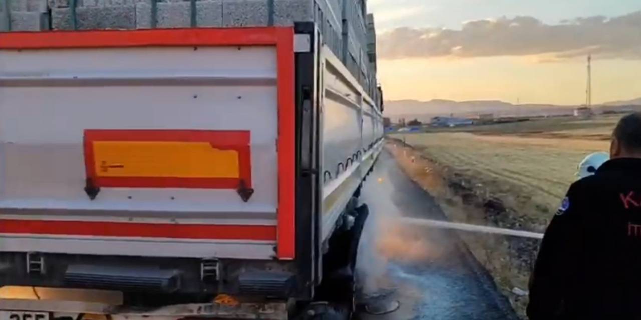 Kars’ta Hareket Halindeki Tırın Lastikleri Alev Aldı