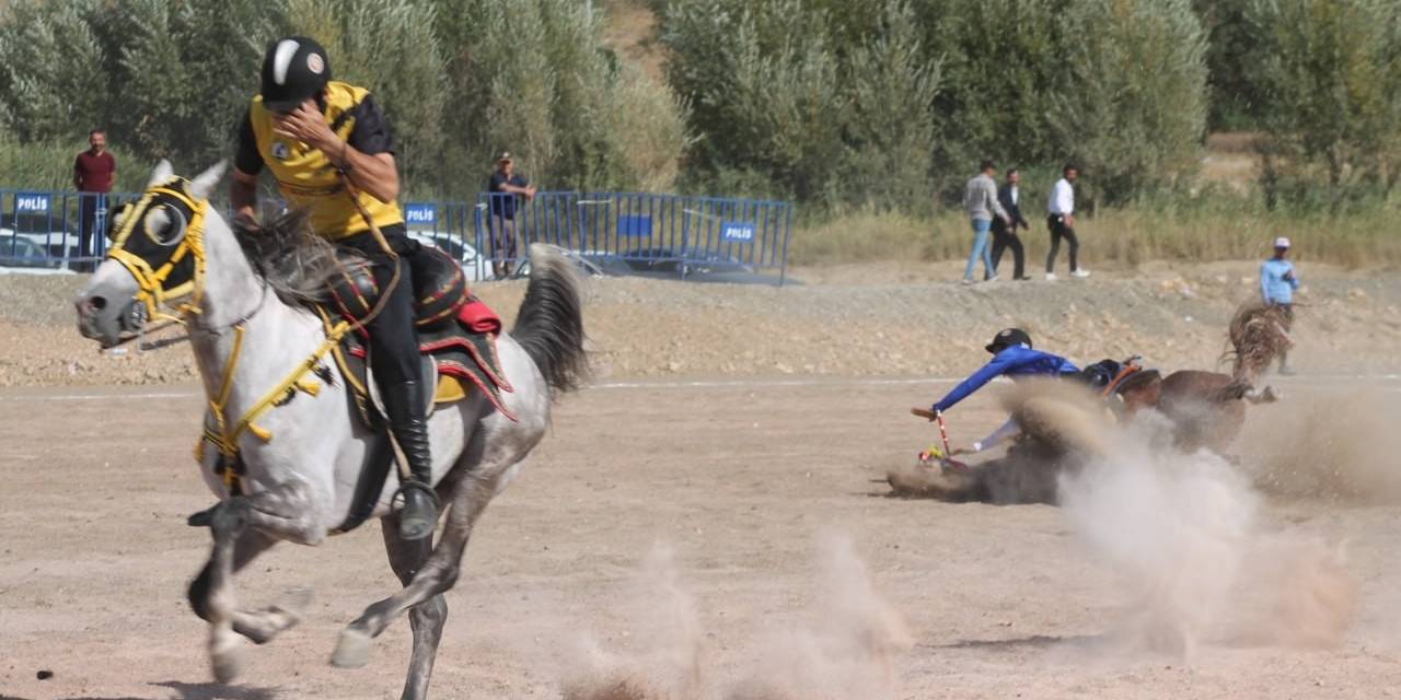 Nefeslerin Tutulduğu Türkiye Cirit Şampiyonasında 3 Sporcu Attan Düştü