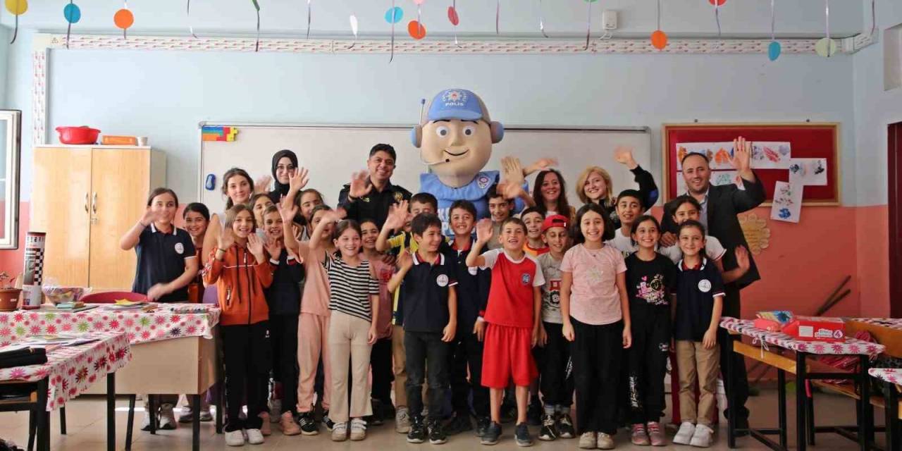 Hakkari Polisinin Eğitime Desteği Sürüyor