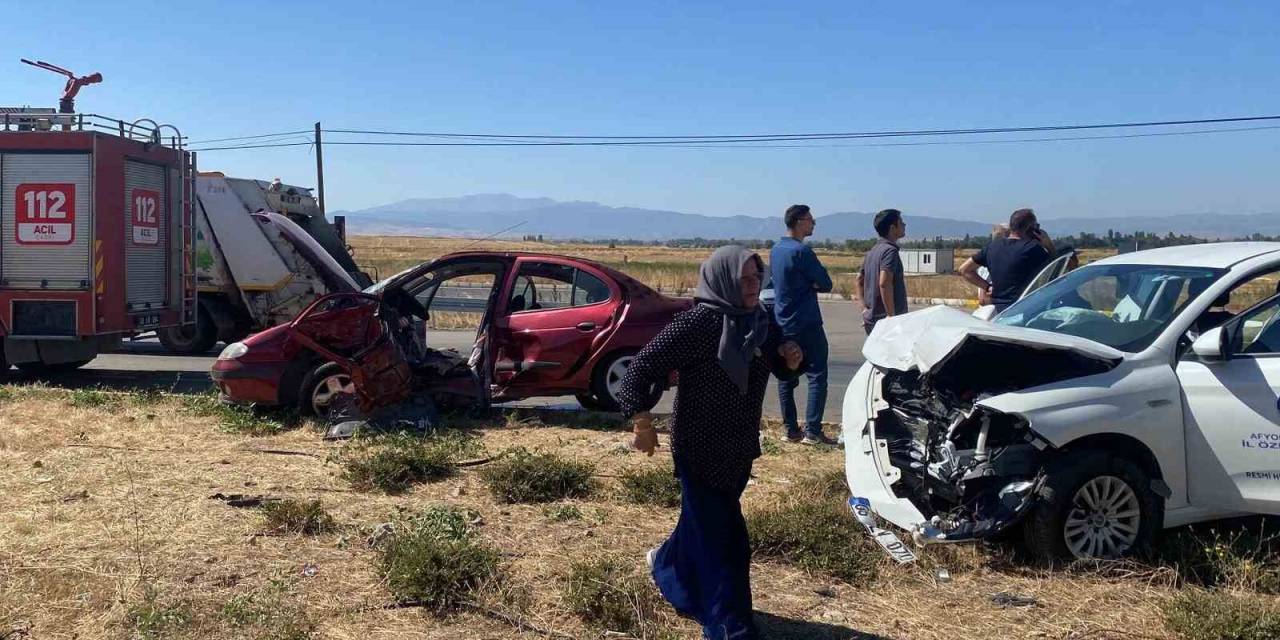 İl Özel İdaresine Ait Arazi Aracıyla Otomobilin Karıştığı Kazada 5 Kişi Yaralandı