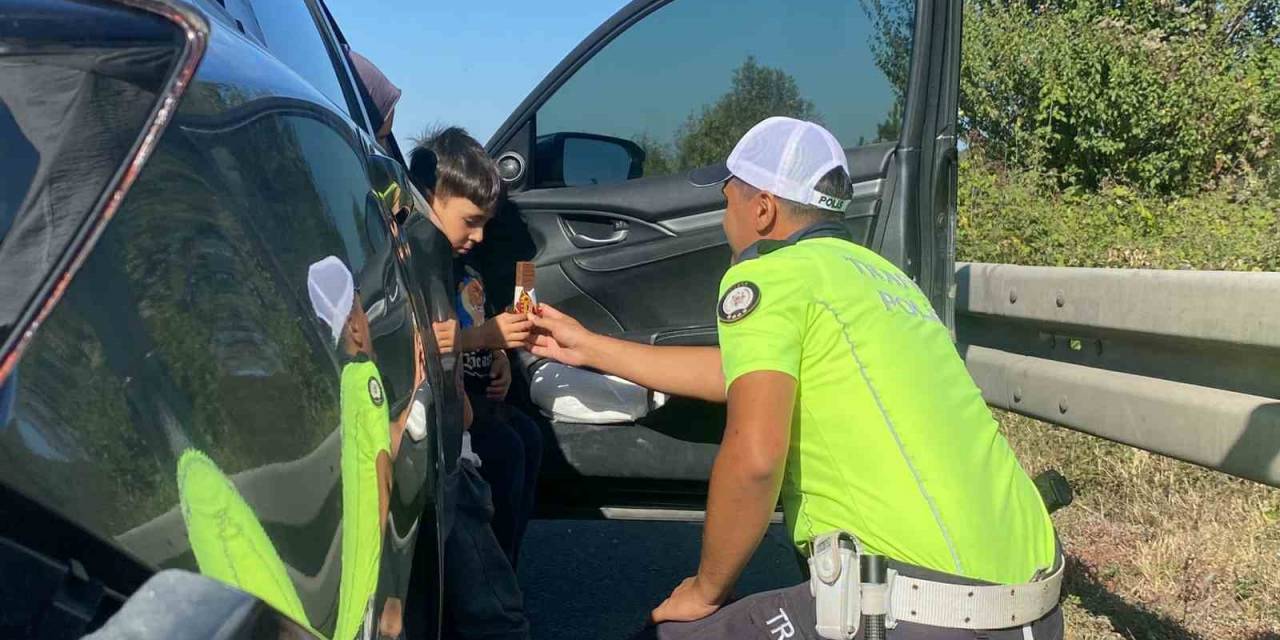 Kazada Korkan Çocukları Polis Amcadan Çikolata Ve Su