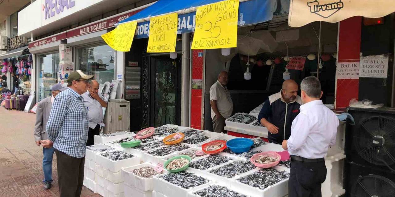 Balıkçılar Halk Günü Yaptı: Hamsinin Kilosu 35 Tl’den Satışa Sunuldu